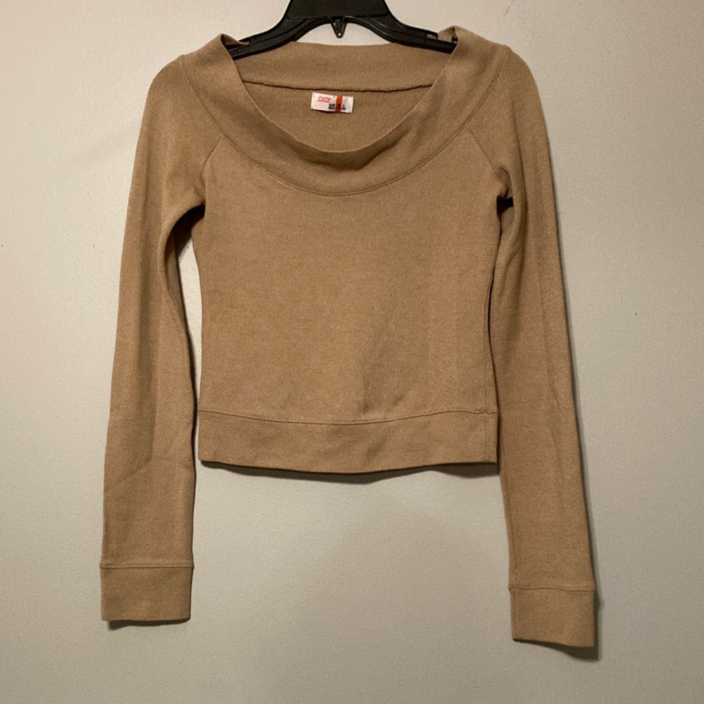 BSK tan crop top off the shoulder sz. EUR M Mex 28 ** THIS IS NOT US SIZING**